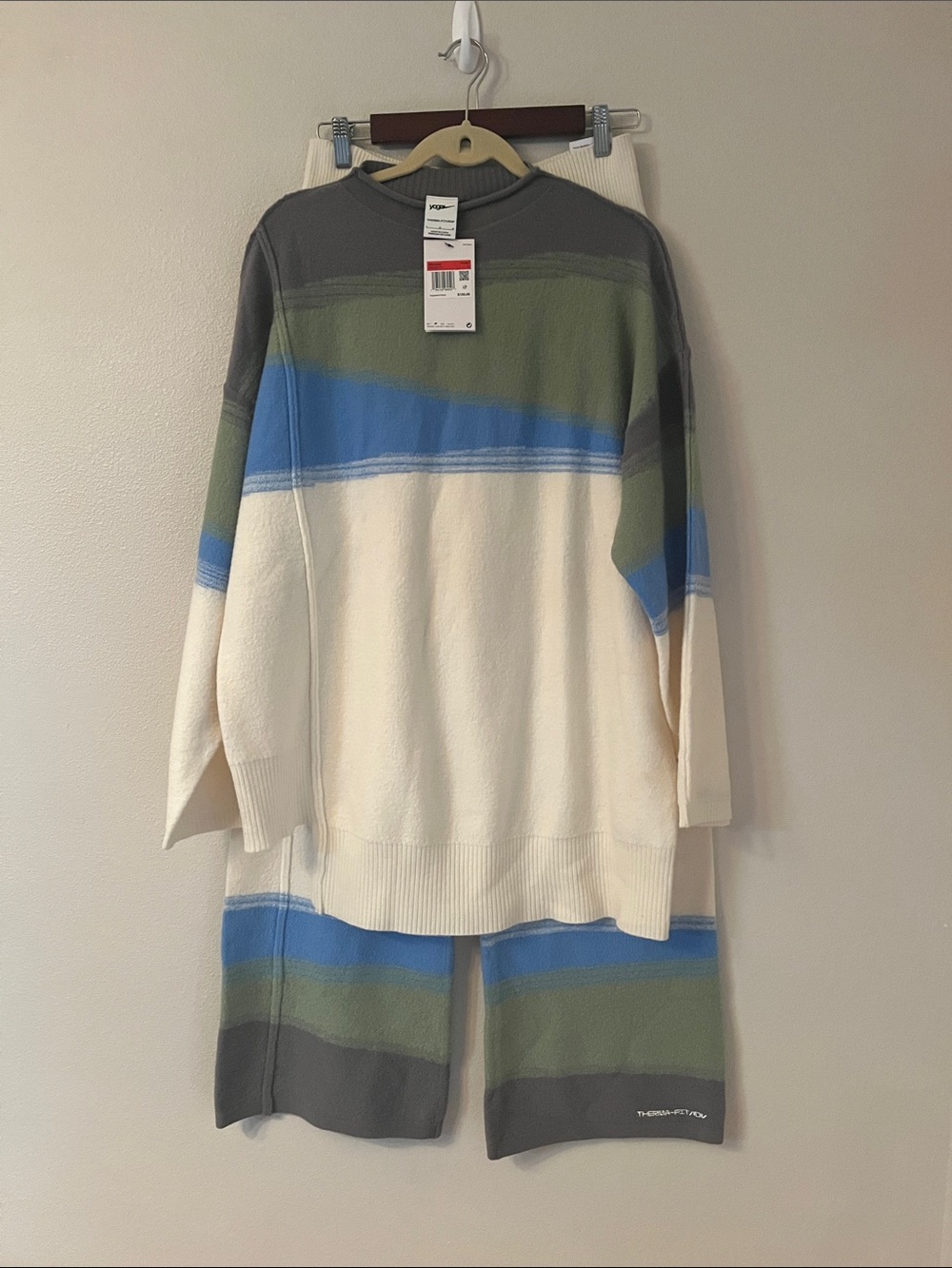 Nike Yoga Therma-FIT ADV set features a striped landscape pattern NWT size L - Picture 10 of 10